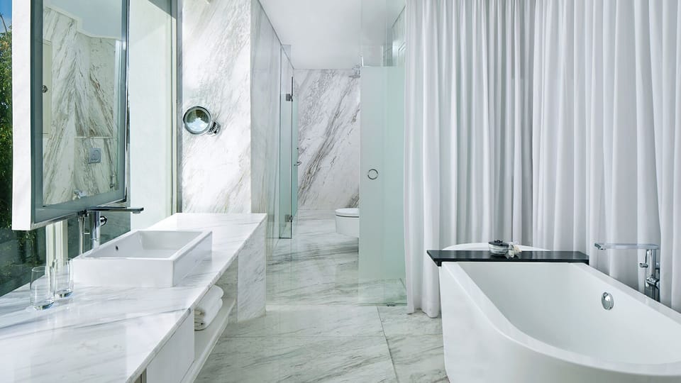 Junior Suite, 1 King Bed, City View | Bathroom | Free toiletries, hair dryer, bathrobes, slippers