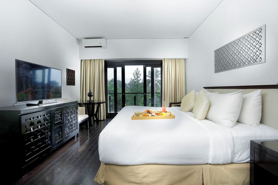 Executive Suite | Minibar, in-room safe, desk, blackout drapes