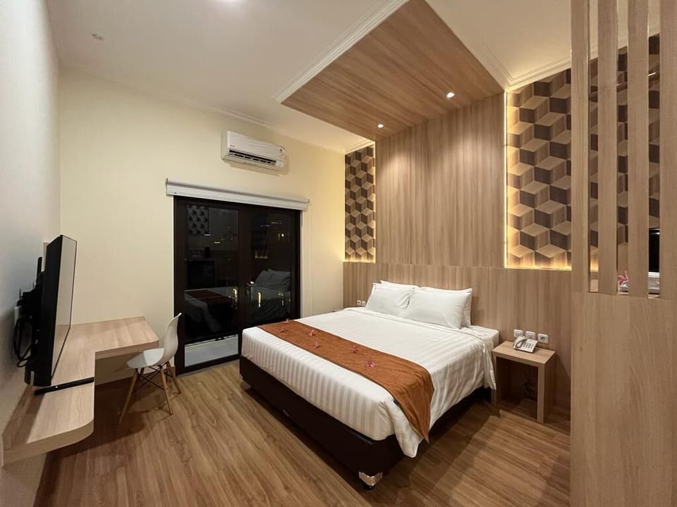 Premier Double Room, 1 King Bed, Balcony | Desk, laptop workspace, blackout drapes, iron/ironing board