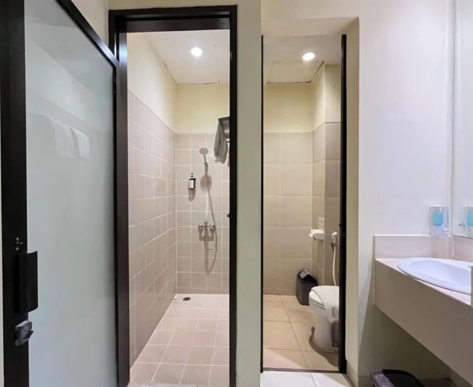 Super Deluxe Double | Bathroom | Shower, free toiletries, hair dryer, slippers