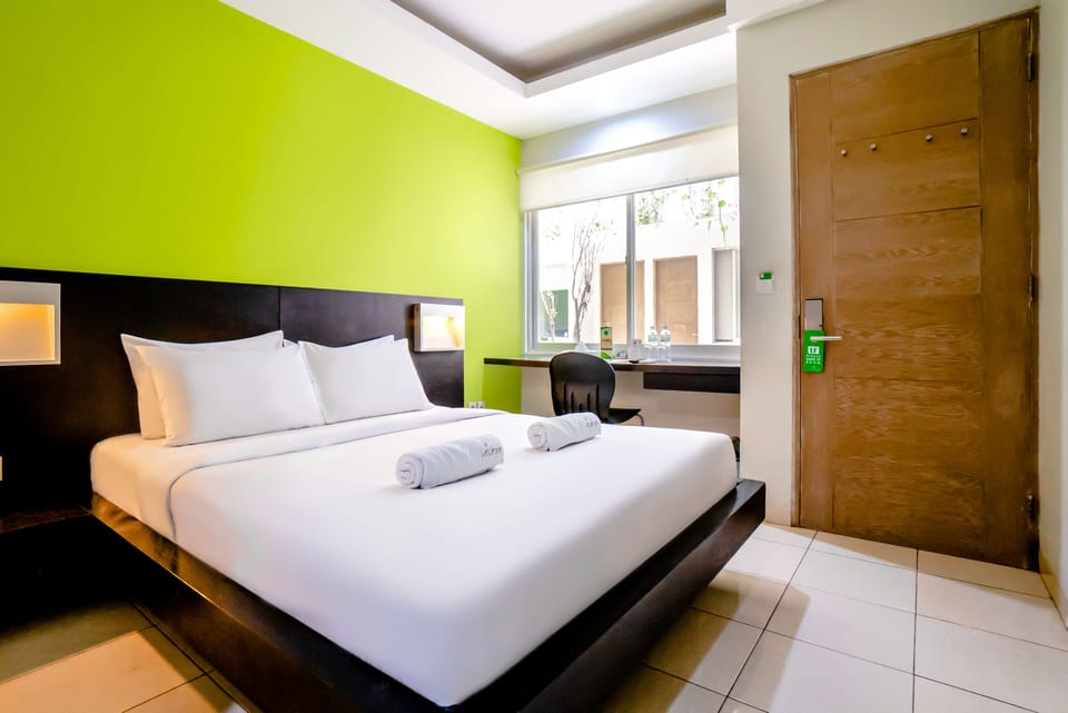 Desk, soundproofing, free WiFi, bed sheets
