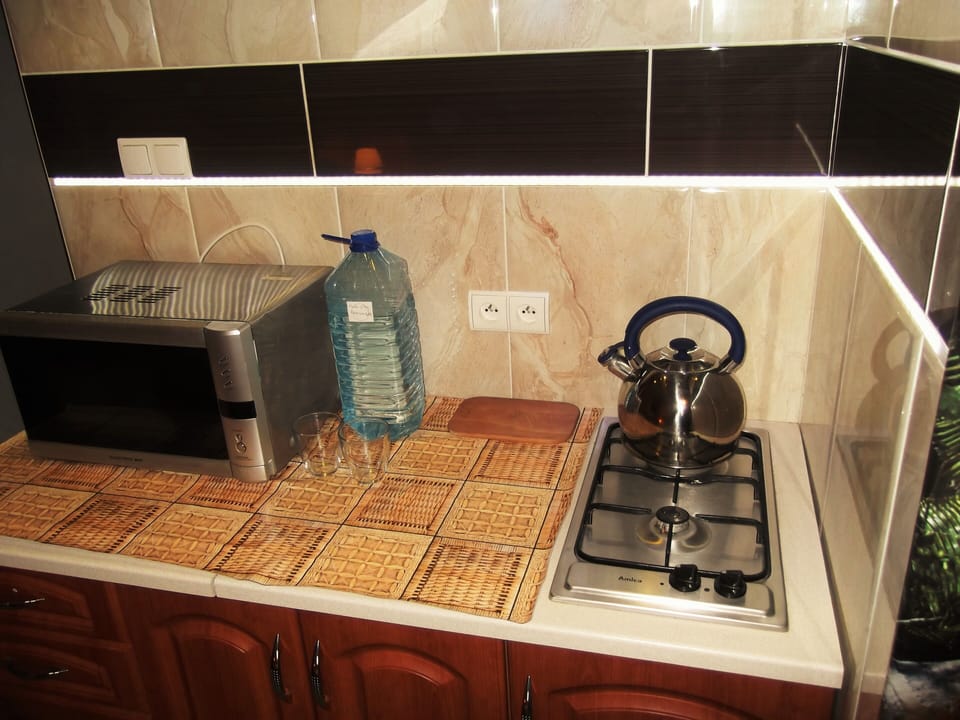 Deluxe Studio Suite, Garden View | Private kitchen