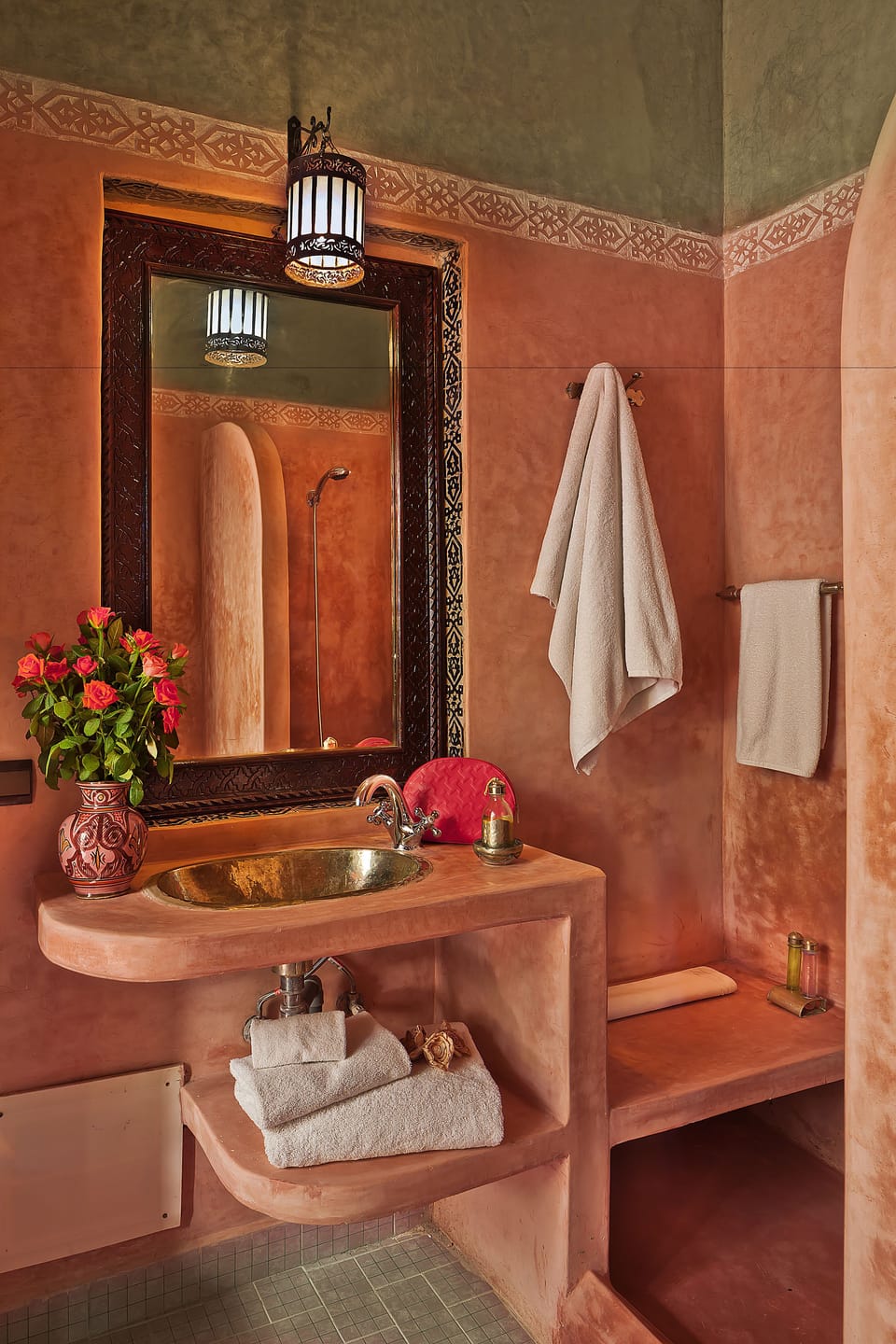 Shower, rainfall showerhead, free toiletries, hair dryer