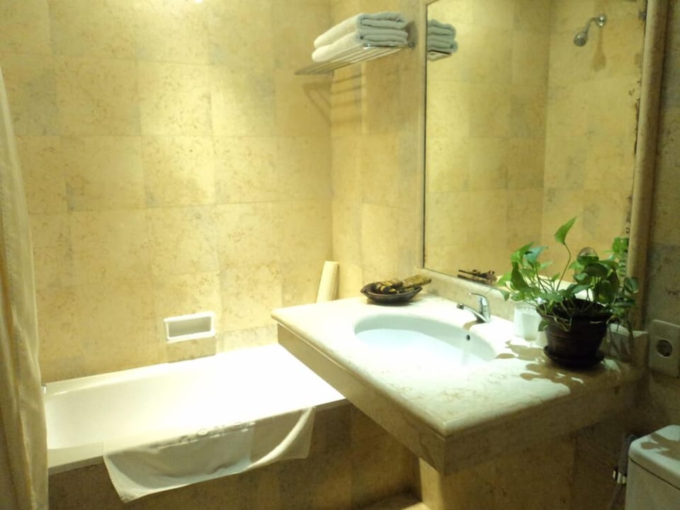 Suite | Bathroom | Combined shower/tub, deep soaking tub, free toiletries, slippers