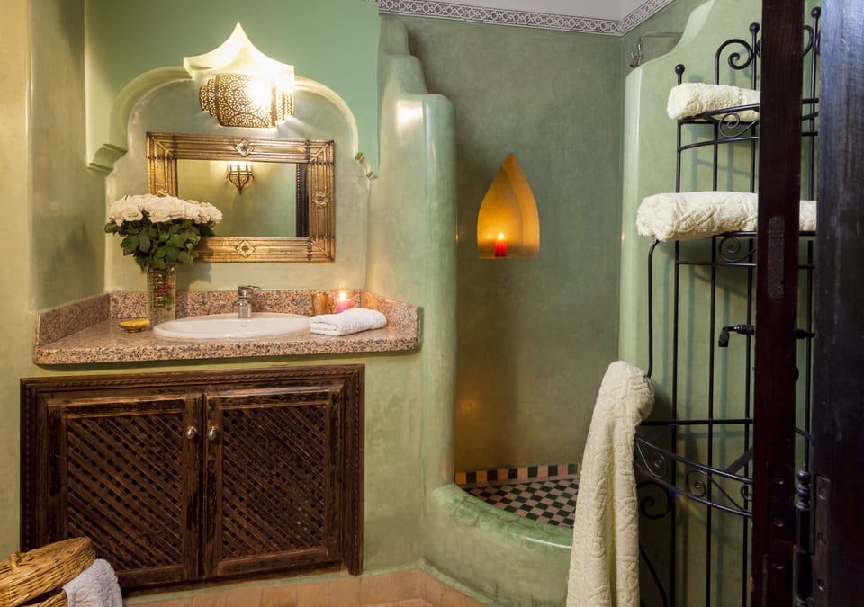 Gallery Double Room | Bathroom | Combined shower/tub, free toiletries, hair dryer, towels