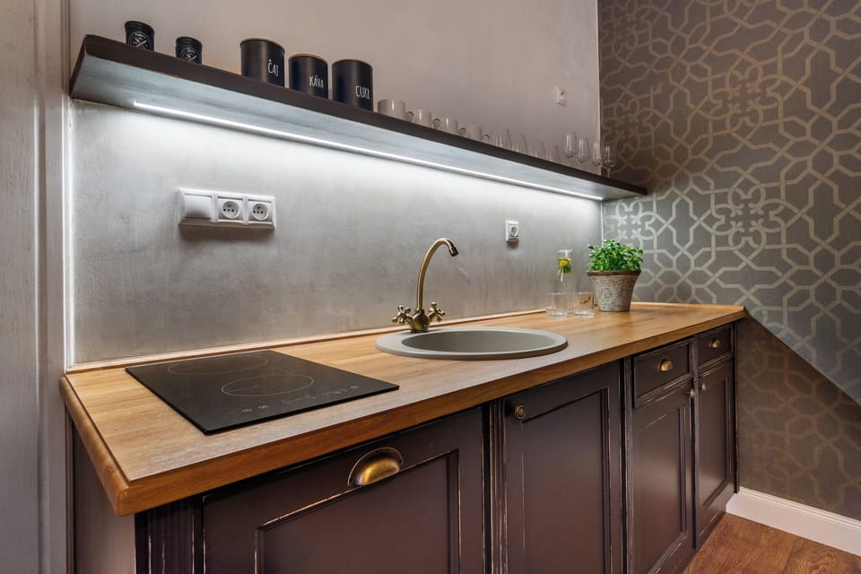 Deluxe Apartment, Kitchen | Private kitchen | Mini-fridge, microwave
