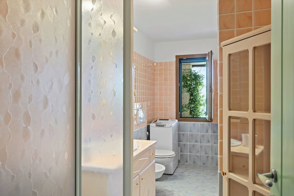 Deluxe Room, Pool View | Bathroom