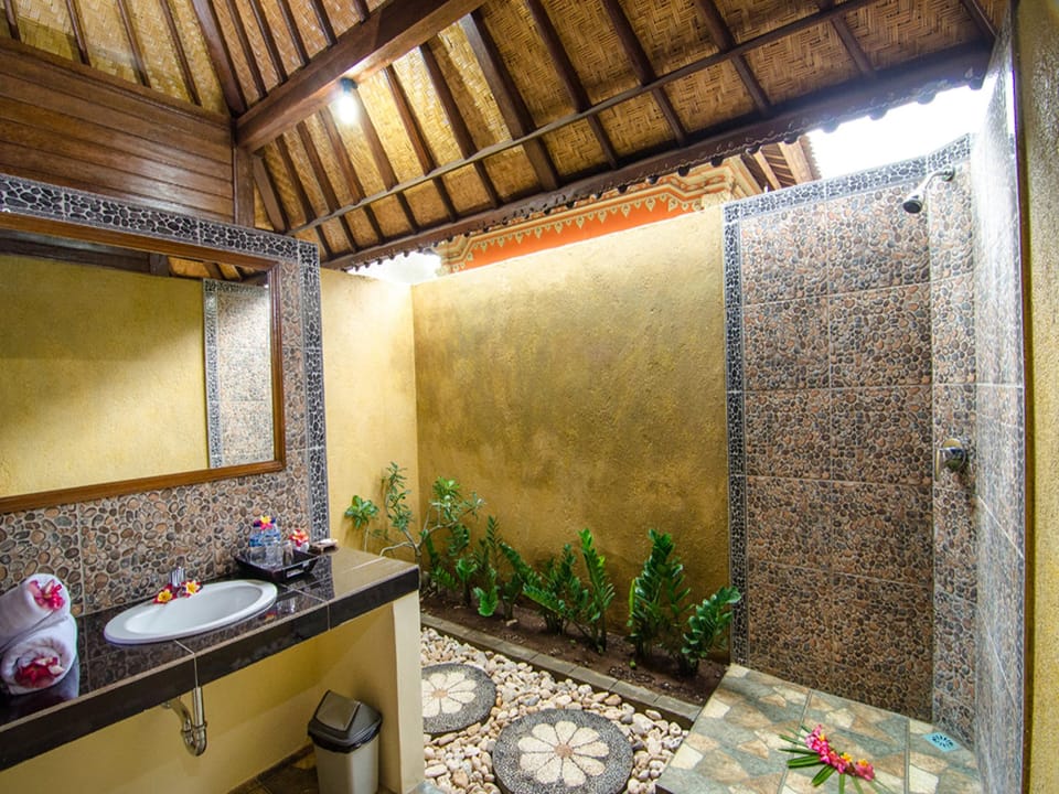 Standard Room | Bathroom | Shower, free toiletries