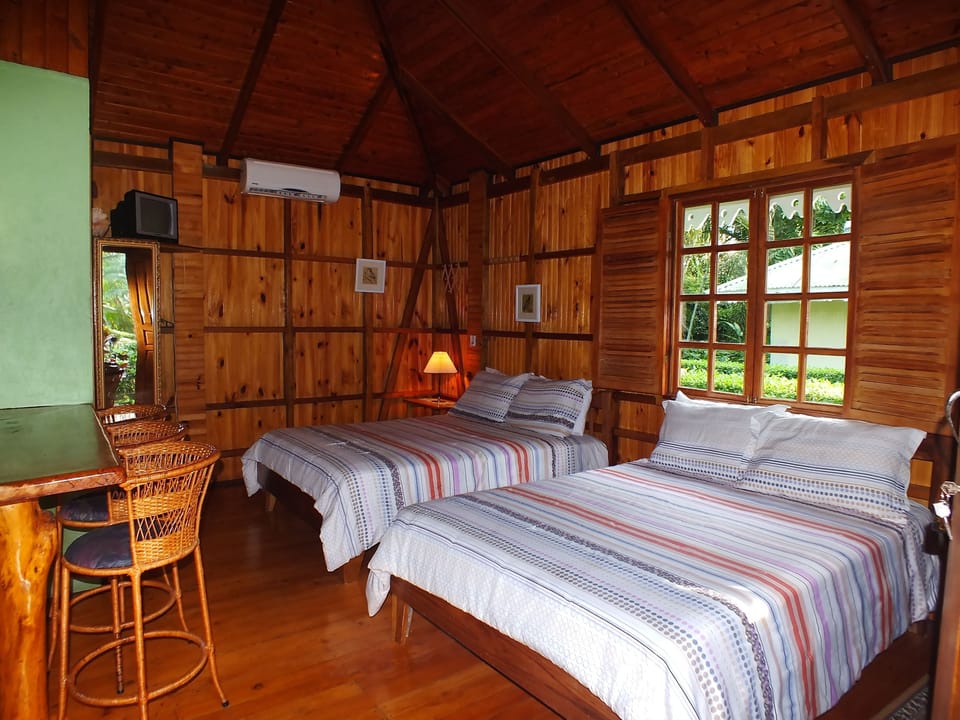 Deluxe Room | Minibar, in-room safe, bed sheets