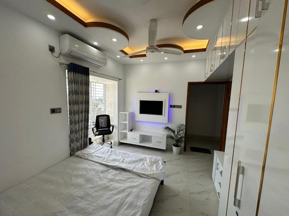 Desk, soundproofing, iron/ironing board, free WiFi