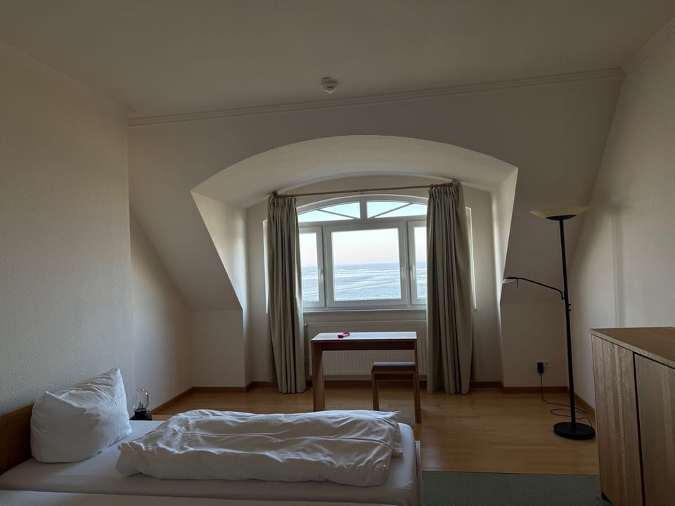 Double Room, Sea View | Desk, bed sheets