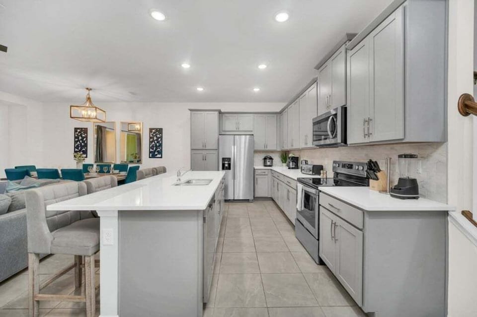 Townhome, 5 Bedrooms | Private kitchen
