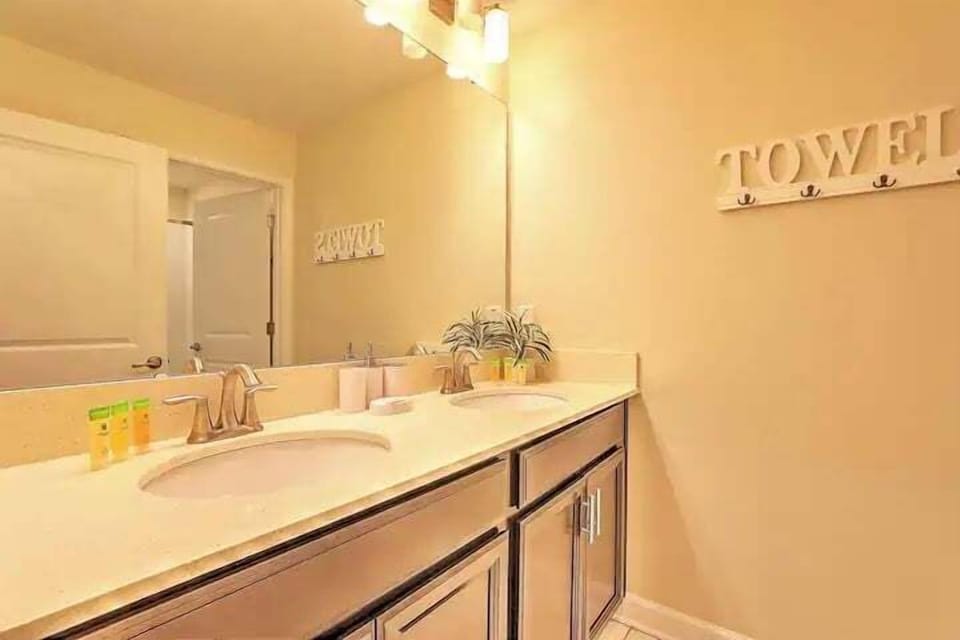Let's Glo Now Adventure Cove Villa 4 Bedroom Townhouse House in Kissimmee