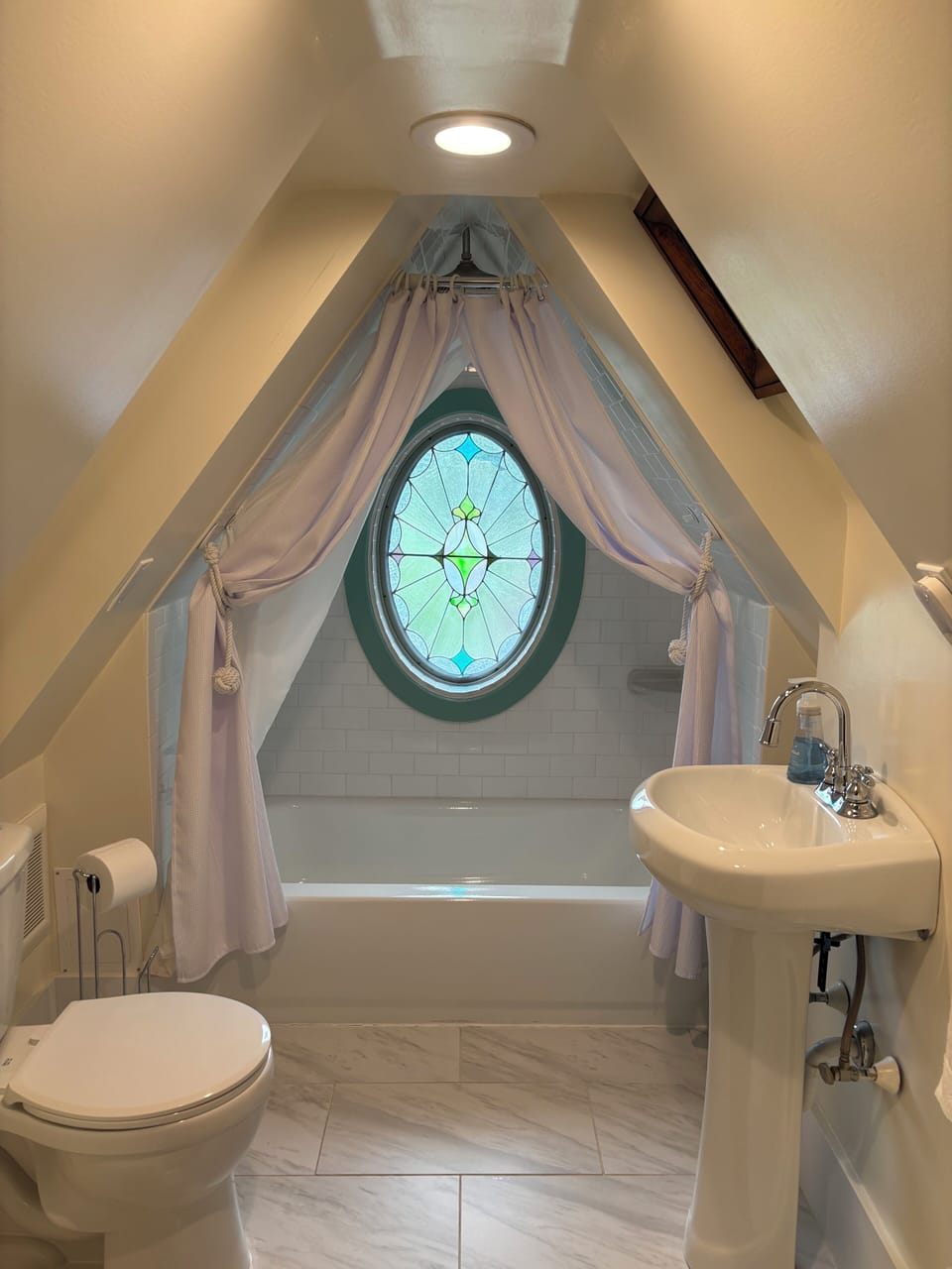 Dock Square Suite | Bathroom | Combined shower/tub, free toiletries, hair dryer, towels