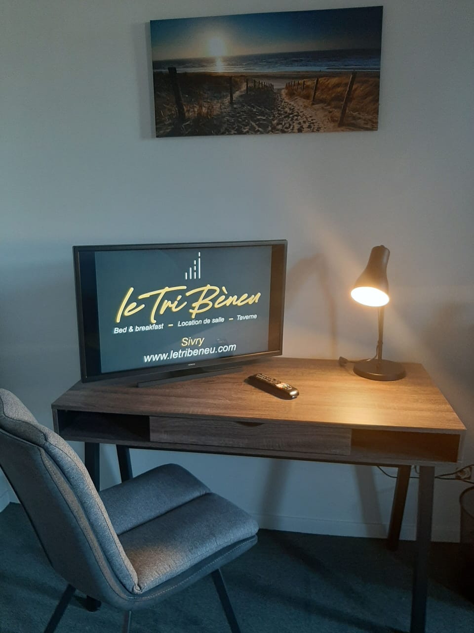 Desk, free WiFi