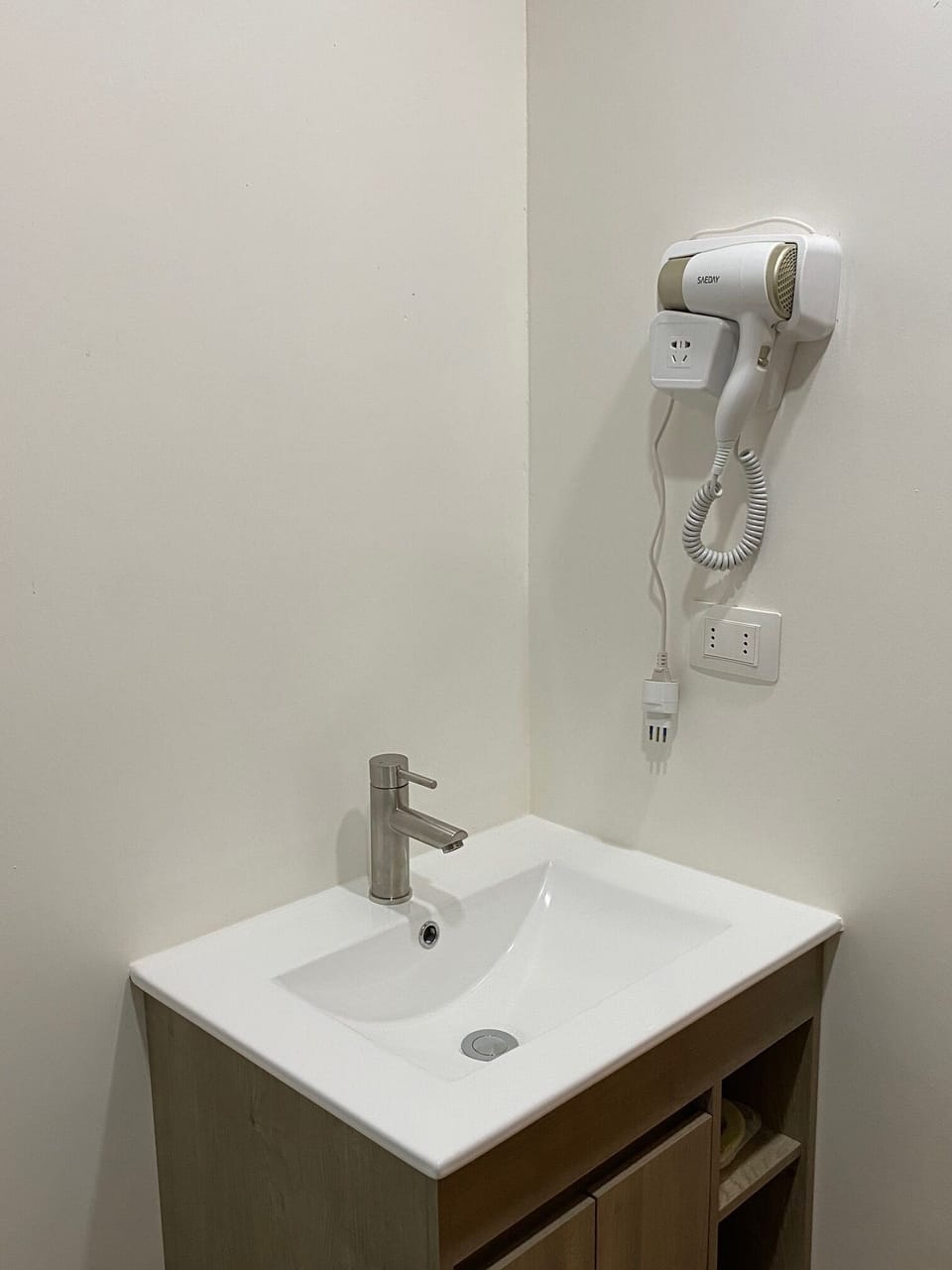 Superior Double Room, Park View | Bathroom | Shower, free toiletries, hair dryer, towels