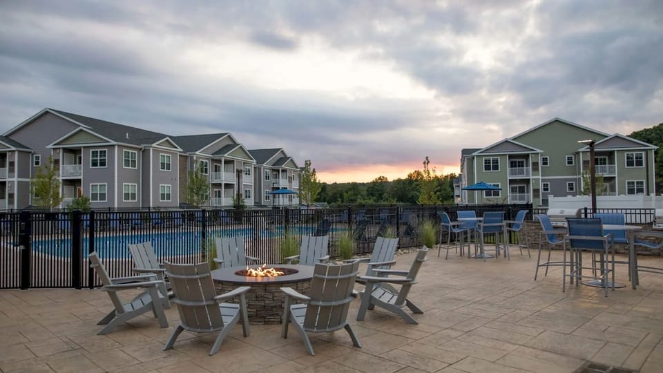 Outdoor pool, free cabanas, sun loungers