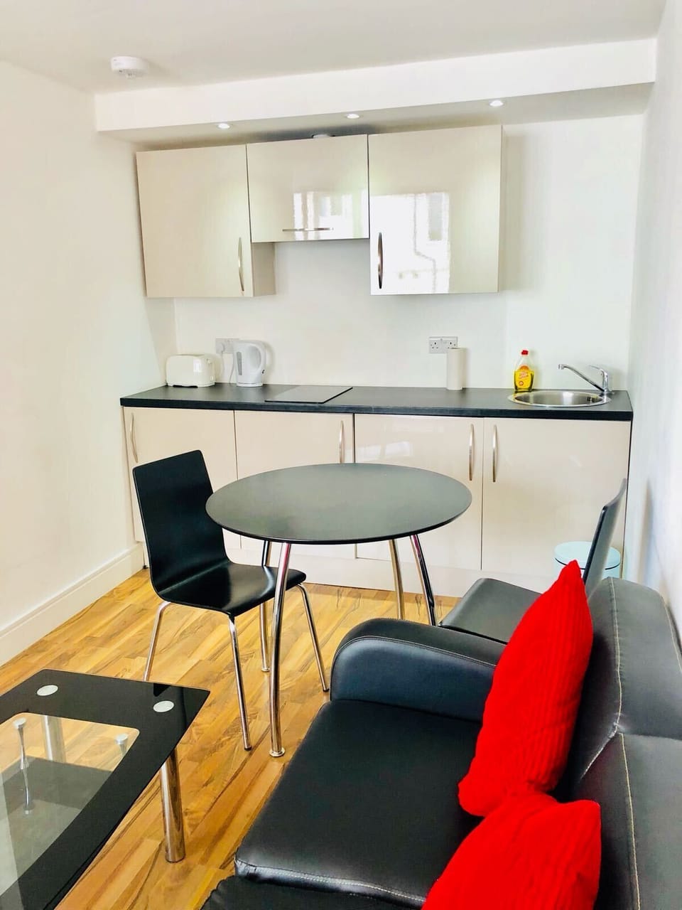 Deluxe Studio | In-room dining