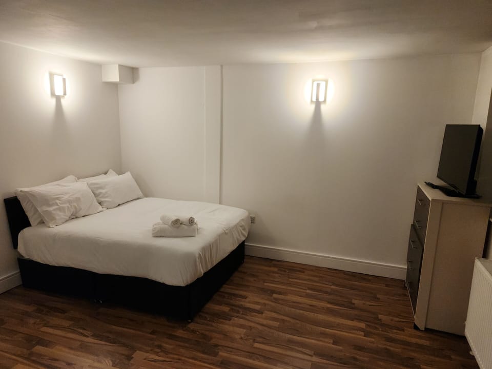 Deluxe Studio | Laptop workspace, iron/ironing board, WiFi (free)
