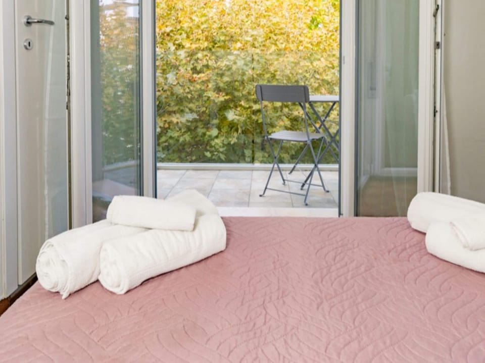 Economy Double Room Single Use | In-room safe, desk, WiFi (free), bed sheets