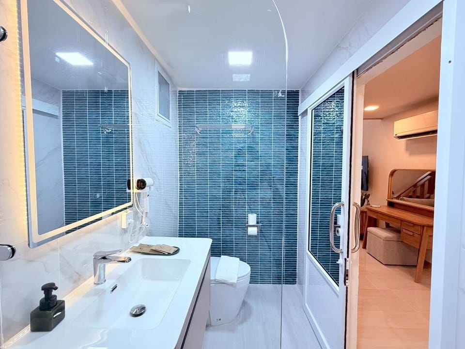 Duplex Studio | Bathroom | Shower, rainfall showerhead, free toiletries, hair dryer