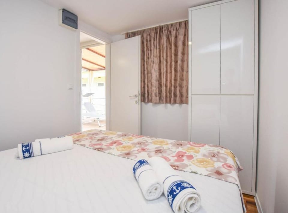 House (Camping Mobile Homes Bella Vita) | 8 bedrooms, cribs/infant beds