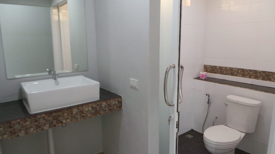 Deluxe Room, Sea View | Bathroom amenities | Shower, free toiletries, bidet, towels