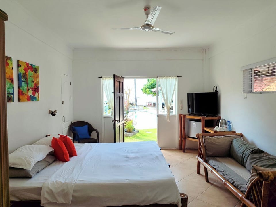 Deluxe | Premium bedding, minibar (some free items), in-room safe, WiFi (free)