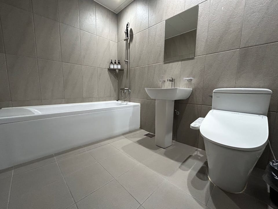 Deluxe Room, 1 King Bed, Non Smoking, Pets Not Allowed | Bathroom