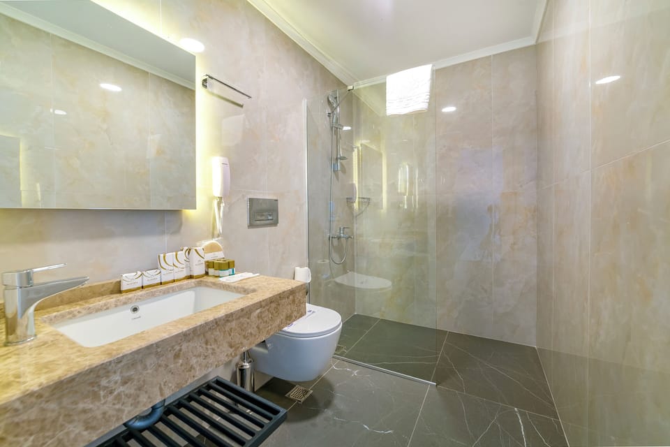 Senior Room | Bathroom | Shower, free toiletries, hair dryer, slippers