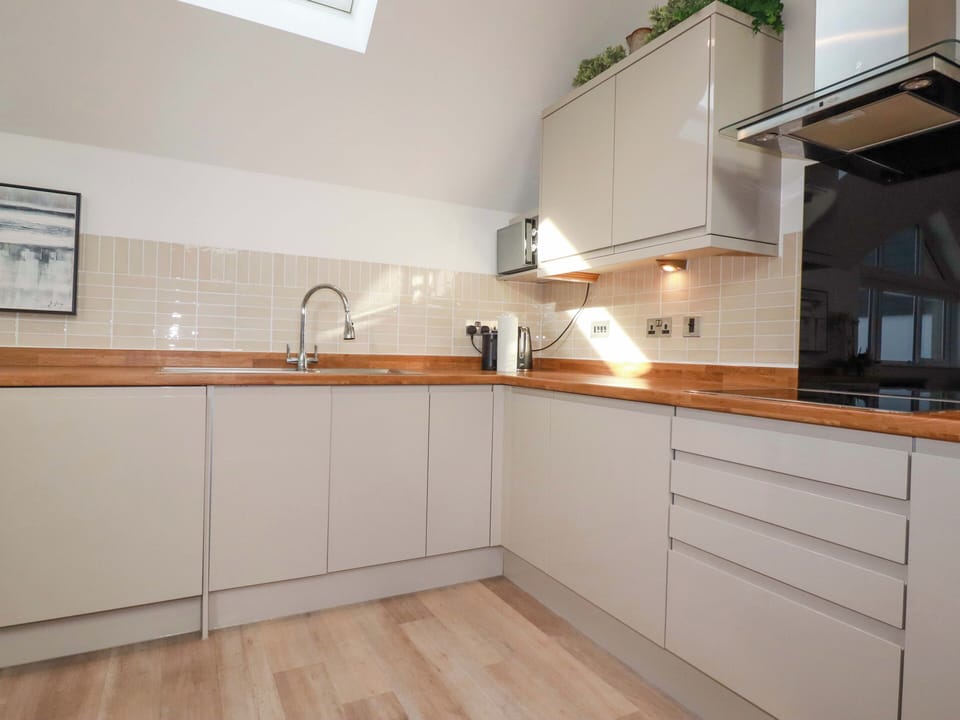 Fridge, microwave, dishwasher, cookware/dishes/utensils