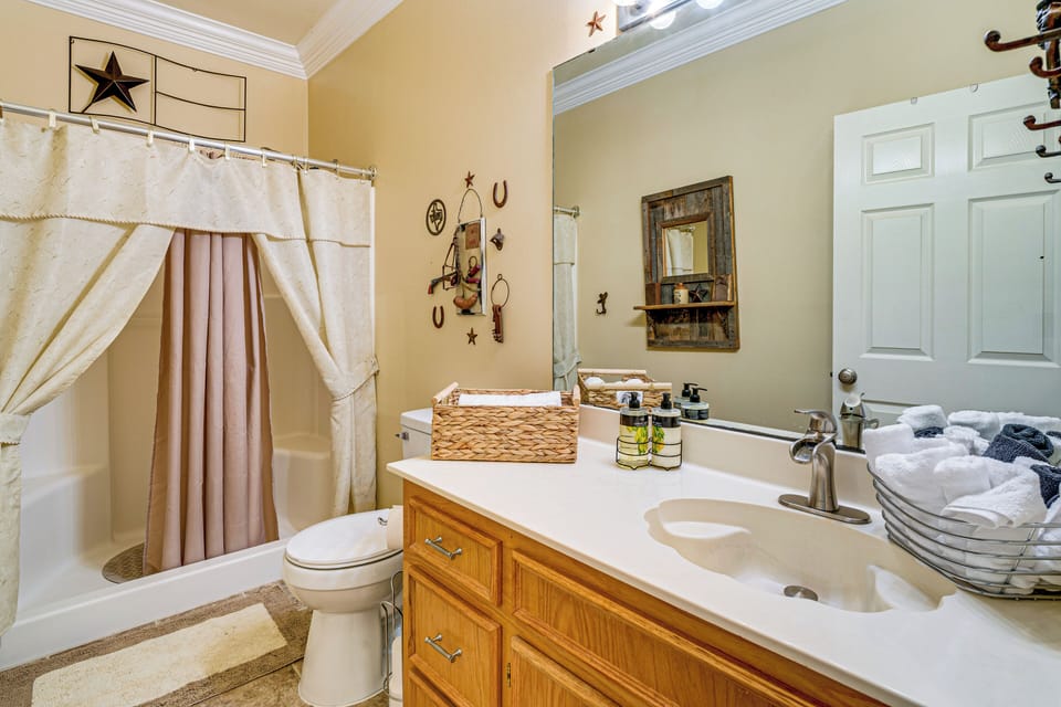 Lake Livingston w/ Hot Tub & Private Pier Cottage in Lake Livingston