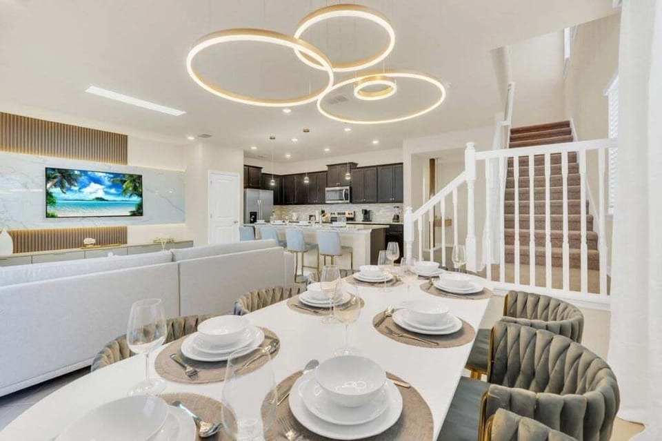 Townhome, 5 Bedrooms | Dining