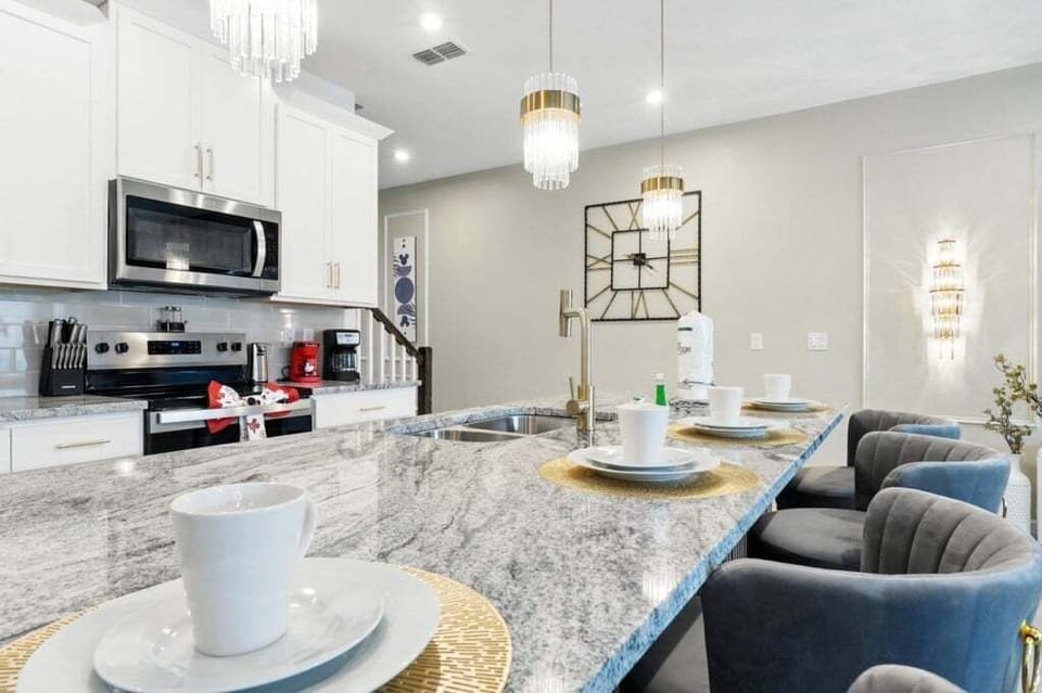 Townhome, 5 Bedrooms | Private kitchen