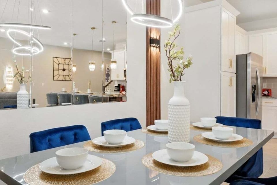 Townhome, 5 Bedrooms | Dining