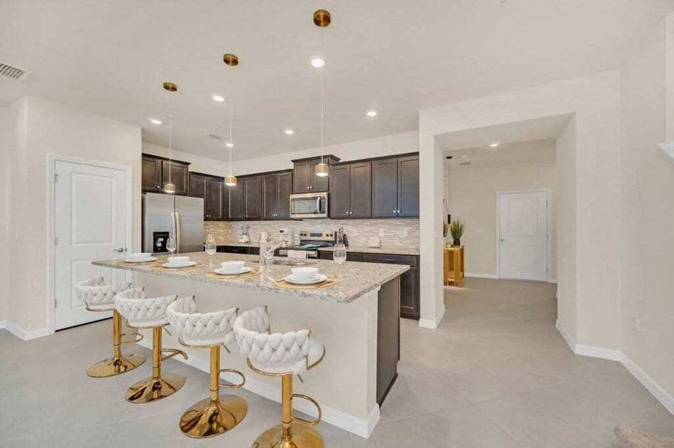 Townhome, 5 Bedrooms | Private kitchen