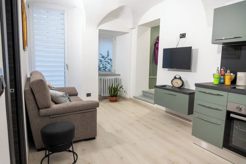 Apartment, 2 Bedrooms, Balcony | Living room | Books