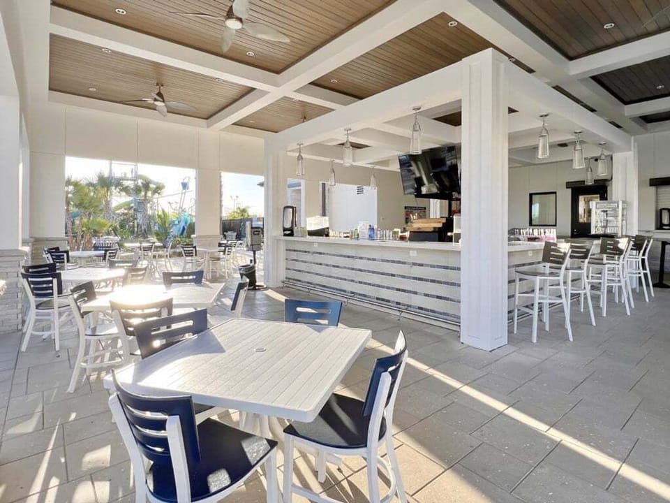 Townhome, 4 Bedrooms | Bar (on property)