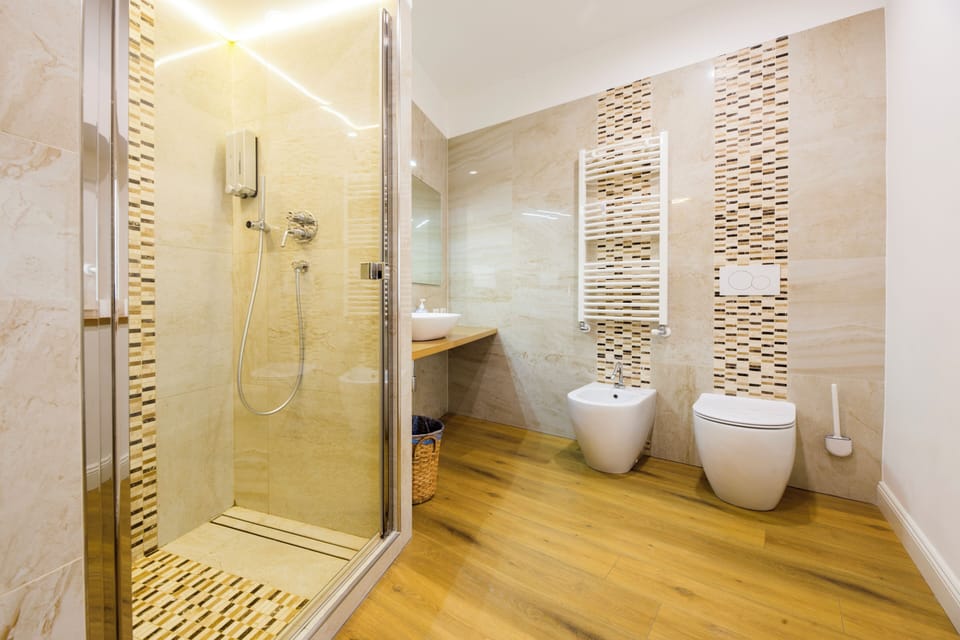 Deluxe Suite, Harbor View | Bathroom | Free toiletries, hair dryer, bidet, towels
