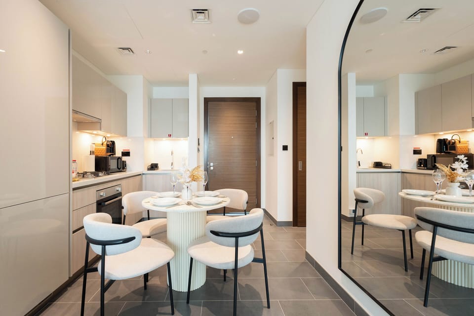 Deluxe Apartment, Balcony, Pool View | In-room dining