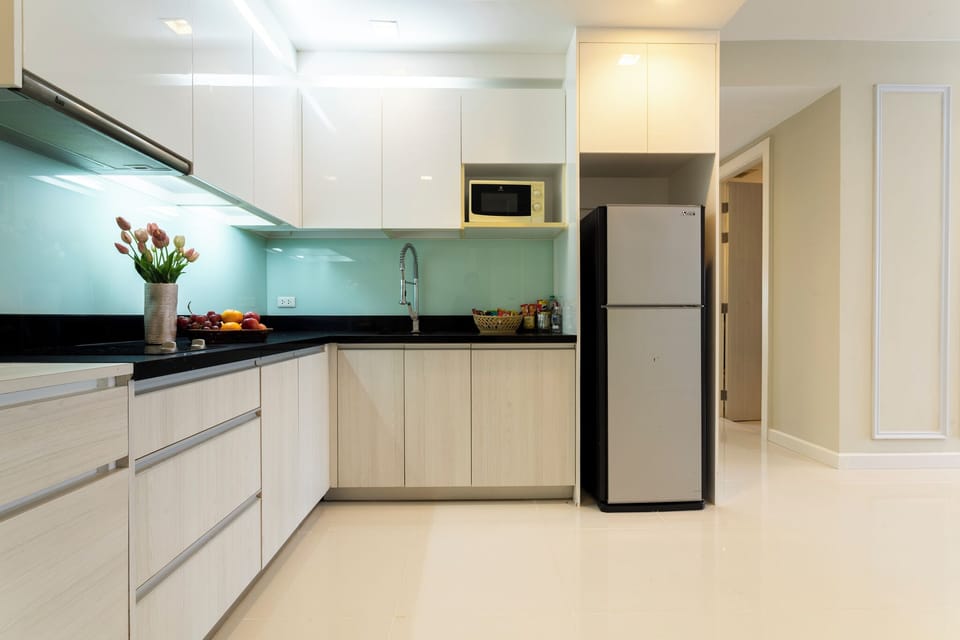 Suite with Private Pool | Private kitchen | Mini-fridge, microwave, cookware/dishes/utensils
