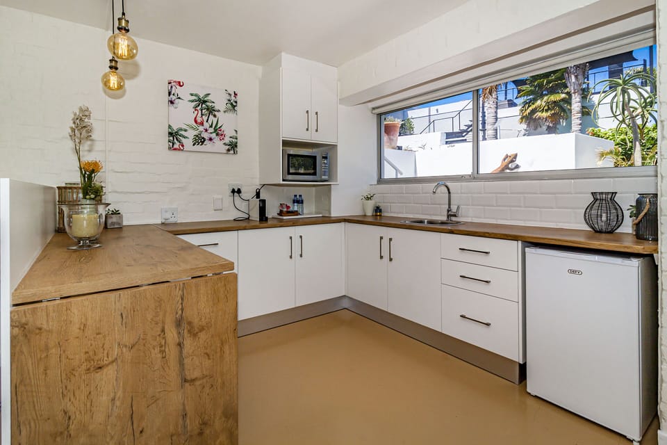 Apartment (Gecko) | Private kitchen | Full-size fridge, microwave, stovetop, coffee/tea maker