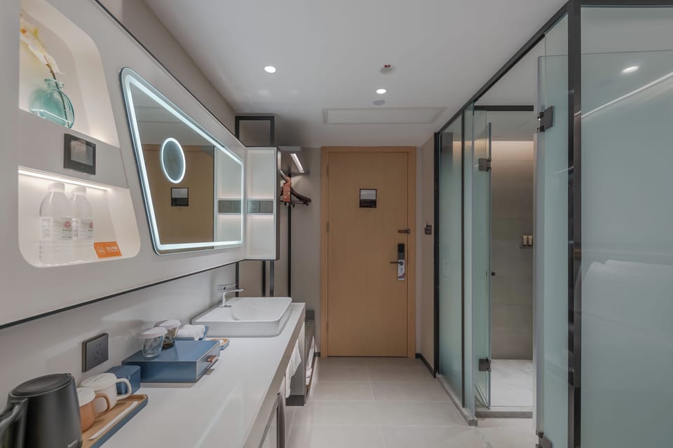 Exclusive Cabin | Bathroom | Free toiletries, hair dryer, slippers, towels