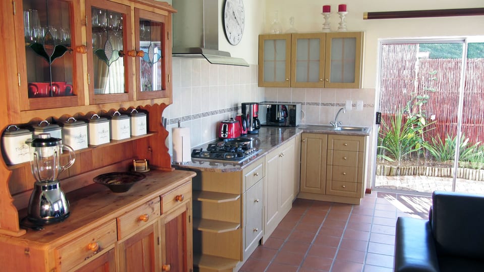 Deluxe Apartment | Private kitchen | Fridge, electric kettle, cookware/dishes/utensils