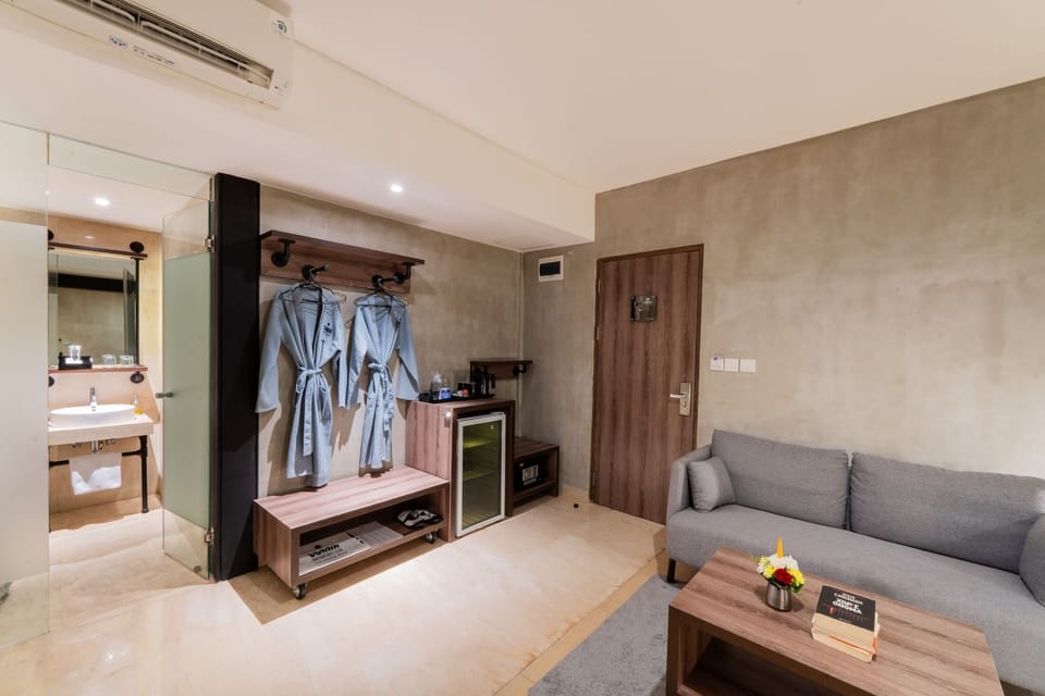 Stark Grand Deluxe Room | Desk, laptop workspace, free WiFi
