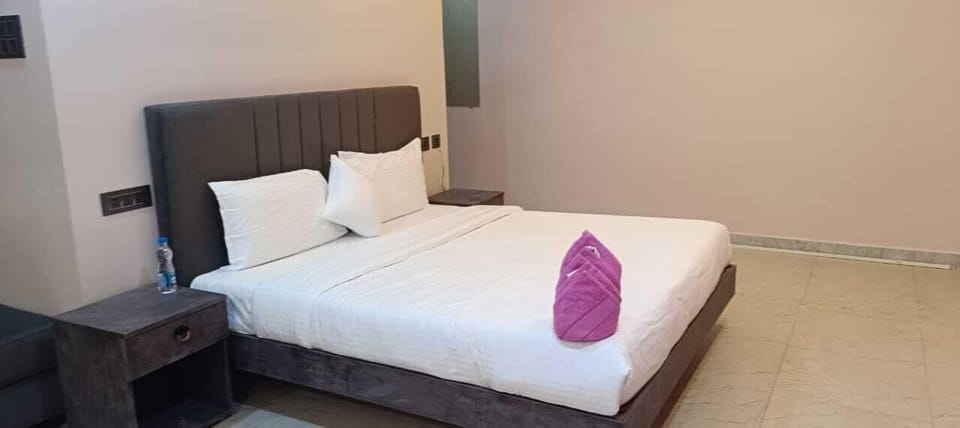 WiFi (free), bed sheets