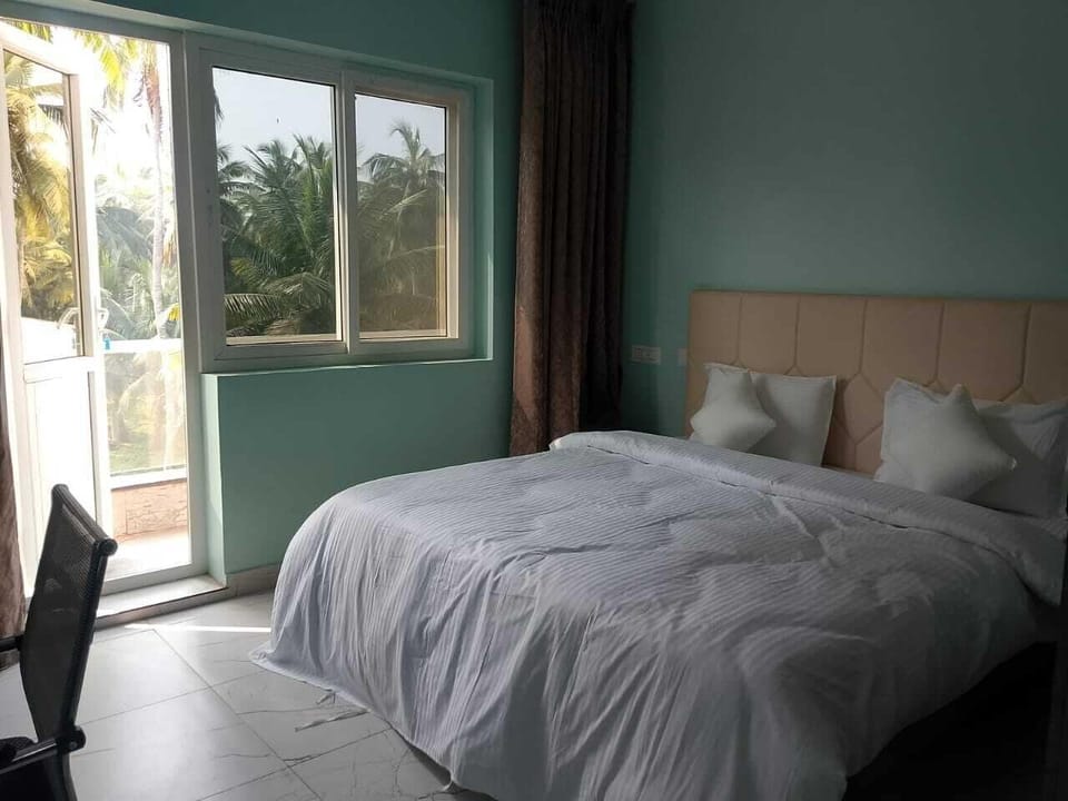 Deluxe Room, 1 King Bed, Balcony | WiFi (free), bed sheets