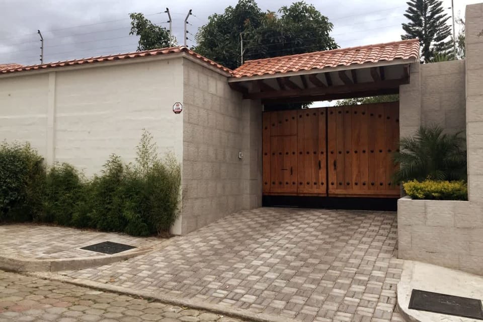 House | 6 bedrooms, high-speed internet