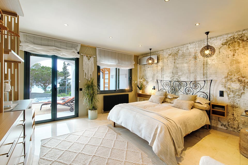 Deluxe Double Room, Sea View | Individually decorated, individually furnished, desk, laptop workspace