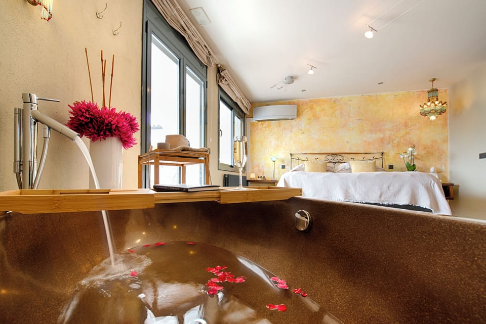 Luxury Double Room, 1 King Bed, Roll-in Shower, Sea View | Bathroom | Hair dryer, bathrobes, slippers, towels